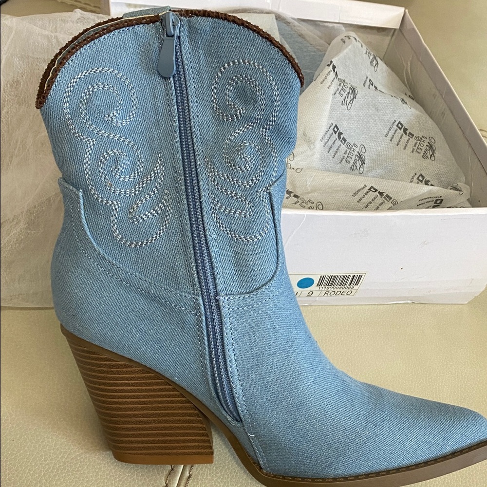 🆒NEW🆒Cool Baby Blue Faux Suede Darling Denim Mid Cut Western Ankle Boots Size 9
